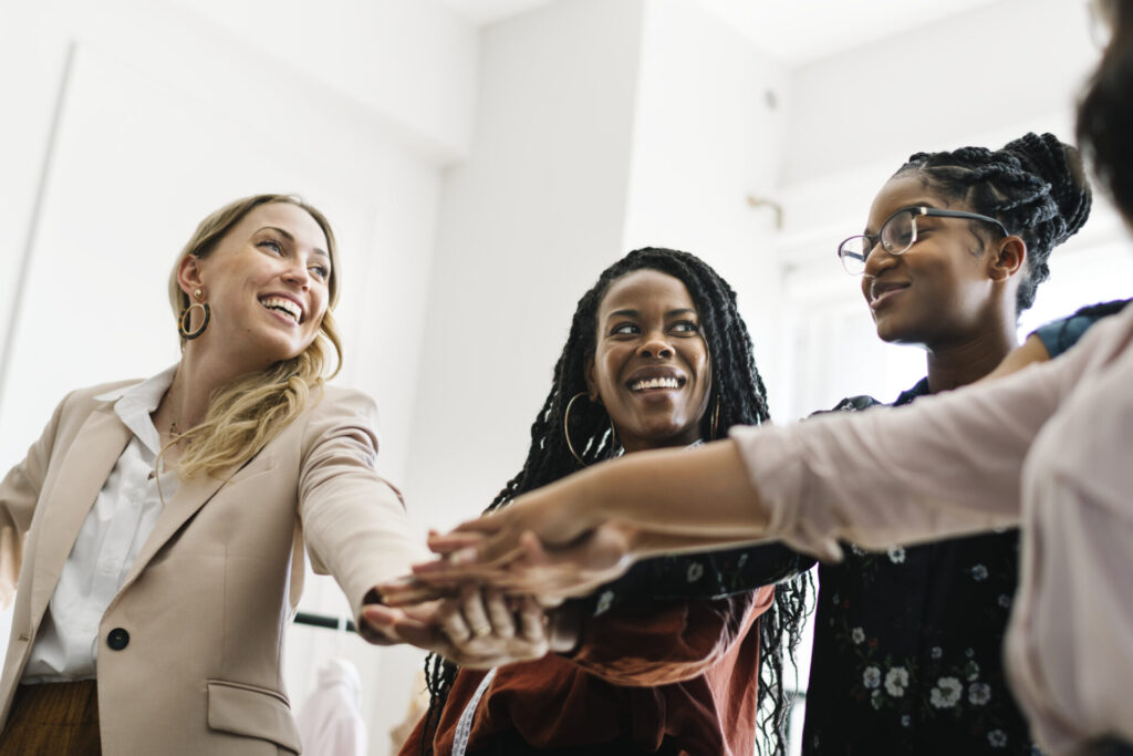 Como os tipos de liderança influenciam o sucesso da equipe 2 women workers teamwork 2025 02 11 04 51 36 utc